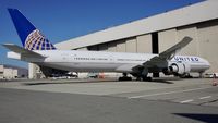N2142U @ KSFO - SFO 2018. - by Clayton Eddy