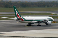 EI-ISA @ VIE - Alitalia Boeing 777-200 - by Thomas Ramgraber