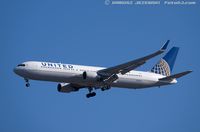 N664UA @ KEWR - Boeing 767-322/ER - United Airlines  C/N 29236, N664UA - by Dariusz Jezewski www.FotoDj.com