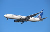 N658UA @ KORD - Boeing 767-322 - by Mark Pasqualino