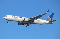 N670UA @ KORD - Boeing 767-322 - by Mark Pasqualino