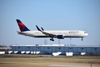 N1604R @ CVG - Delta Air Lines flight 229 on final from Paris - by Christian Maurer