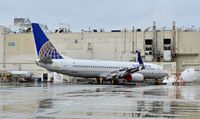 N33264 @ SFO - Bath time. SFO 2019. - by Clayton Eddy