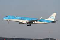 PH-EZF @ LOWW - KLM Cityhopper ERJ-190
