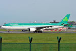 EI-ELA @ EIDW - Lining up R/W 28 - by Robert Kearney