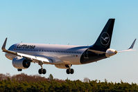 D-AINN @ EDDF - short final RWY. north west - by Uwe Zinke