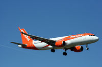 HB-JXN @ EKCH - HB-JXN landing rw 04L