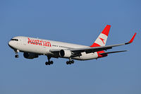 OE-LAX @ LOWW - This old bird looks great in his new colours - by HubAir