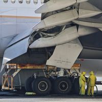 N777UA @ SFO - Wash time. SFO 2019. - by Clayton Eddy
