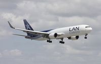 N524LA @ KMIA - MIA spotting - by Florida Metal