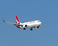 VH-VZF @ YPPH - Boeing 737-838. Qantas VH-VZF final rwy 24 YPPH 130919.