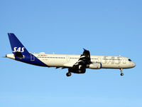 OY-KBH @ EKCH - OY-KBH in the new SAS design landing rw 04L