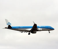 PH-EXB @ EKCH - PH-EXB landing rw 04L - by Erik Oxtorp