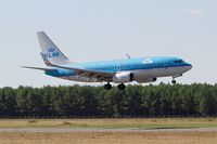 PH-BGE @ LFBD - Boeing 737-7K2, On final rwy 05, Bordeaux Mérignac airport (LFBD-BOD) - by Yves-Q