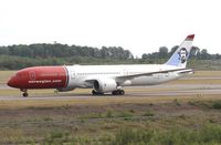 LN-LNS @ ESSA - Taxiway W - by wijken