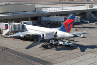 N612DL @ KPHX - stop at Phoeniw airport - by olivier Cortot