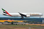 A6-EQL @ LOWW - Short finals - by Robert Kearney