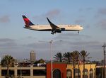 N198DN @ KLAX - LAX 2018 - by Florida Metal
