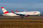 OE-LAT @ VIE - Austrian Airlines - by Chris Jilli