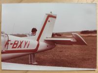 F-BXYI - Johann RYSER à la pré-vol, en 1984 ou 85 de mémoire, un régal ce rallye ! contact@adgency.online
Lâché après 1h30 en double commandes, validé CDB pour partir seul avec le terrain en vue. Le rêve pour moi. Michel RESTOUT mon instructeur sur cet avion. - by Johann RYSER