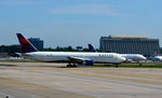 N125DL @ KATL - Taxi Atlanta