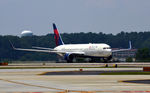 N76065 @ KATL - Taxi Atlanta - by Ronald Barker