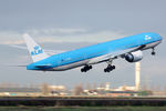 PH-BVB @ EHAM - at spl - by Ronald