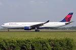 N814NW @ EHAM - at spl - by Ronald