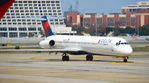 N906DE @ KATL - Taxi Atlanta