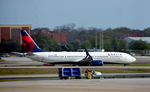N863DN @ KATL - Taxi Atlanta