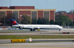 N902DA @ KATL - Landing Atlanta - by Ronald Barker