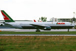 OE-LAT @ LOWW - In Lauda Italy Farben - by Hotshot