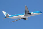 PH-AKB @ EHAM - at spl - by Ronald