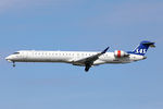 EI-FPH @ CPH - Copenhagen 28.4.2021 in Corona epidemi time.See people
in th windows. - by leo larsen