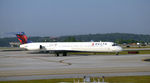 N903DE @ KATL - Taxi Atlanta