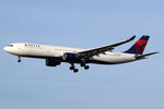 N814NW @ EHAM - at spl - by Ronald