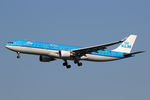 PH-AKD @ EHAM - at spl - by Ronald