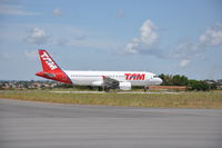 PR-MYG @ CLV - Taxi no aeroporto de CaldasNovas - by LucasShinzo