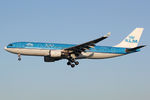PH-AOI @ EHAM - at spl - by Ronald