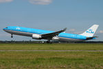 PH-AKD @ EHAM - at spl - by Ronald