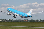 PH-AKA @ EHAM - at spl - by Ronald