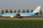PH-AOH @ EHAM - at spl - by Ronald