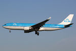 PH-AOM @ EHAM - at spl - by Ronald