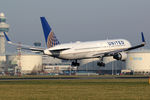 N667UA @ EHAM - at spl - by Ronald