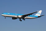 PH-AKD @ EHAM - at spl - by Ronald