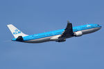 PH-AKD @ EHAM - at spl - by Ronald