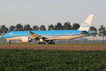 PH-BVS @ EHAM - at spl - by Ronald
