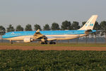 PH-AKE @ EHAM - at spl - by Ronald