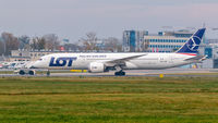 SP-LSE @ EPWA - Boeing 787-9 Dreamliner podczas przeci?gania pod r?kaw. - by Jarosław Kusak