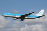 PH-AOM @ EHAM - at spl - by Ronald